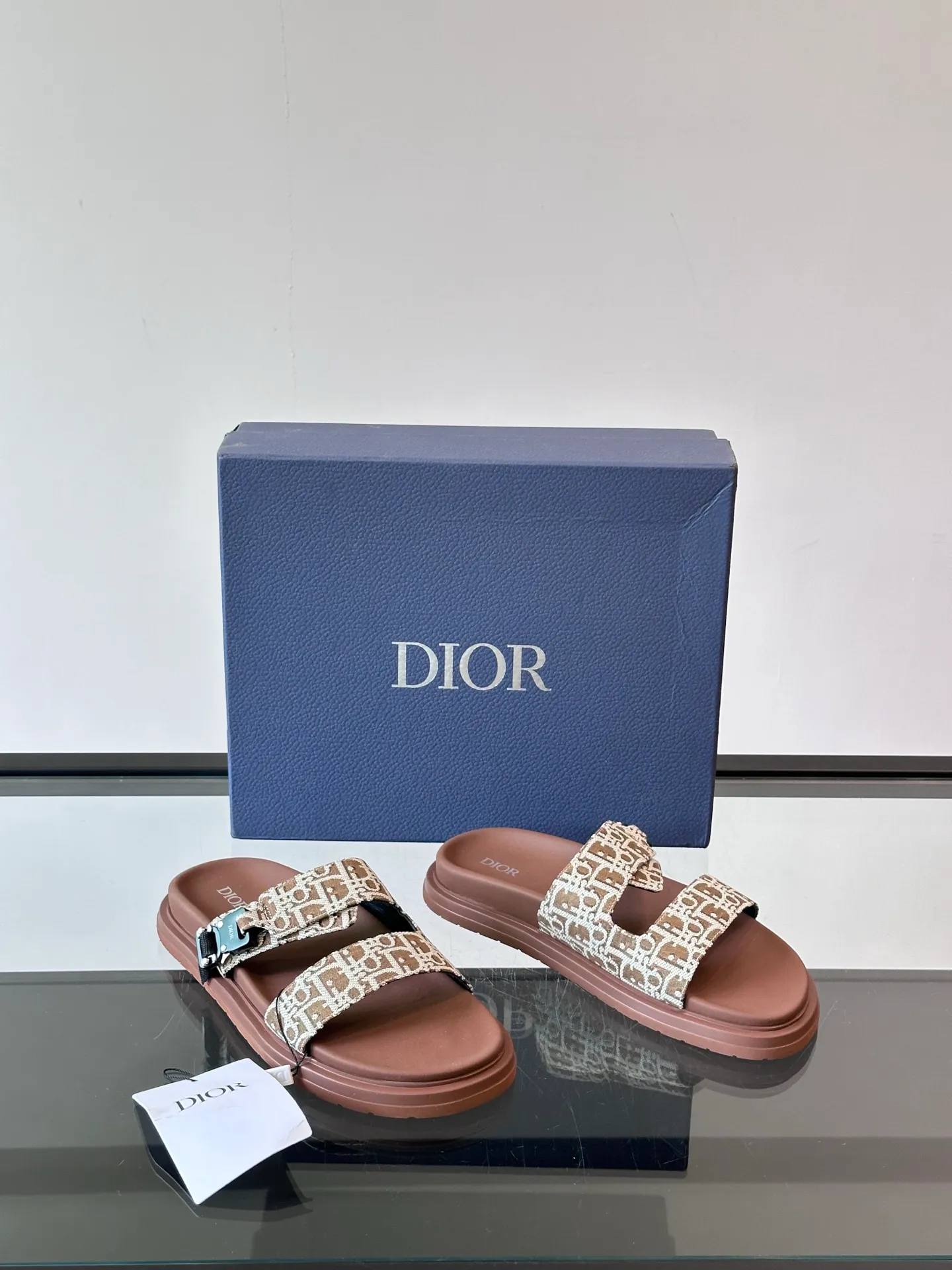 Factory price: 300💰Dior Aqua men's sandals and slippers. Showcasing Dior haute couture design. The Dior gray suede strap is accented with an aluminum Dior buckle for added style. Paired with a comfortable tonal notch sole, they pair easily with shorts or jeans for a sophisticated look. Main body: suede cow leather, technical fabric lining: cow leather, with adjustable straps, aluminum Dior buckle, Dior gray EVA insole, tonal notch rubber outsole splicing structure👌👌 size: 38-44 (45.46 customized)